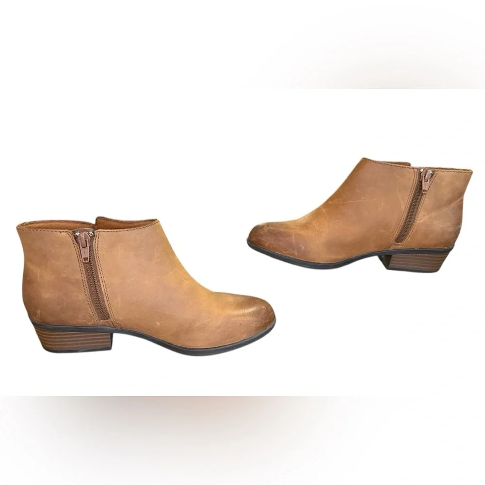 Clarks Addiy Tan Ankle Boots with Low Stacked Heel and Zipper Closure Size 6.5
